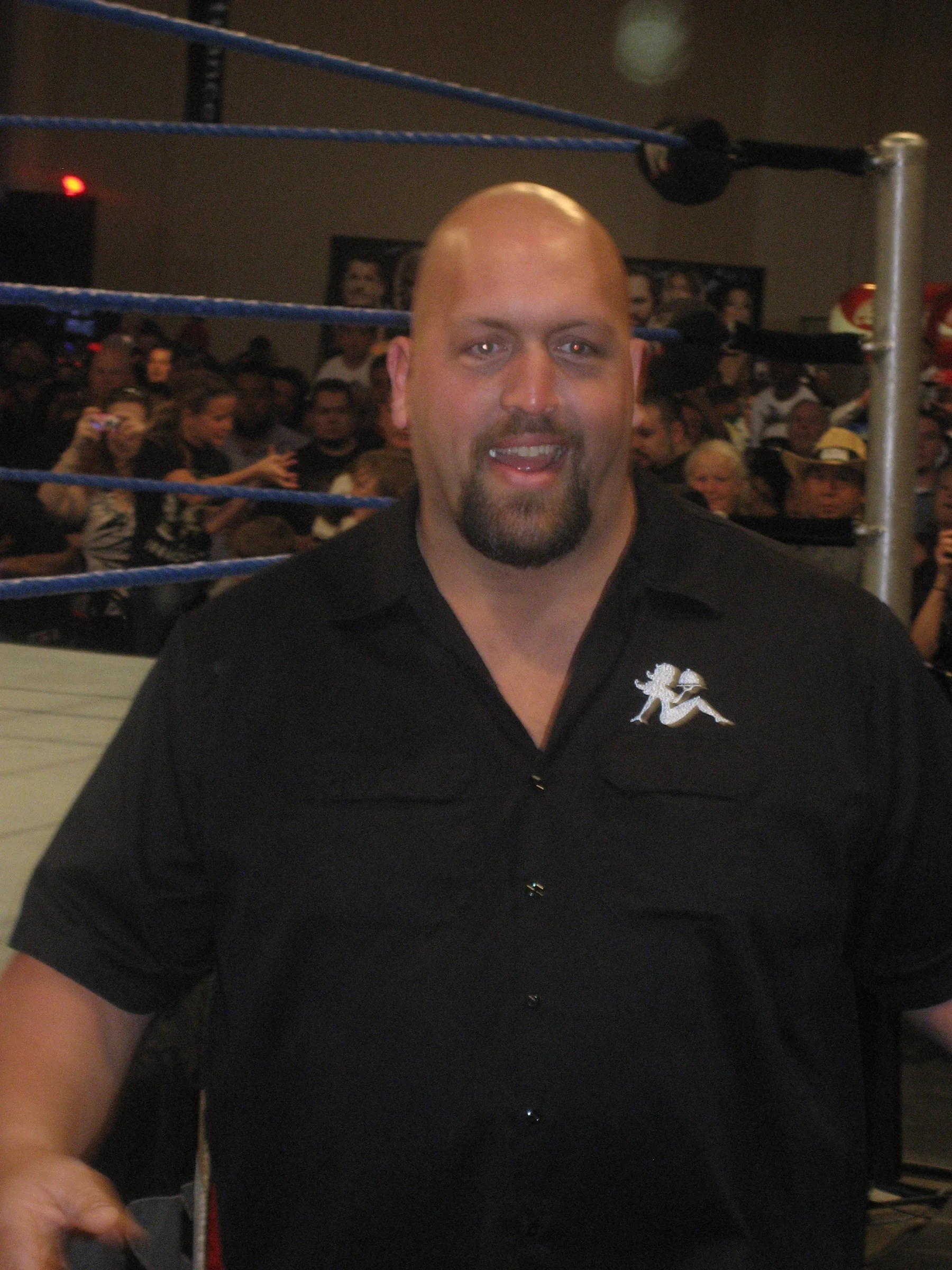 Big Show meeting fans inside a wrestling ring at WrestleMania XXV Fan Axxess